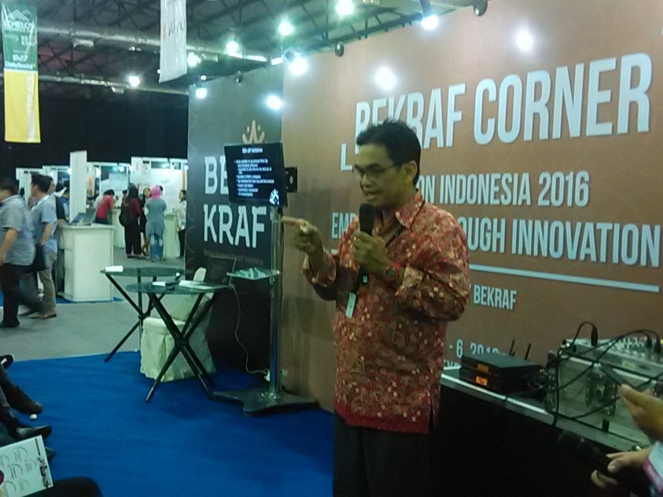 dailysocial's tweet photo. Antusias para peserta di @BekrafID corner bisa langsung bertanya ke Bpk. Hari Sungkari #ECID2016 https://t.co/779EOmFBf4