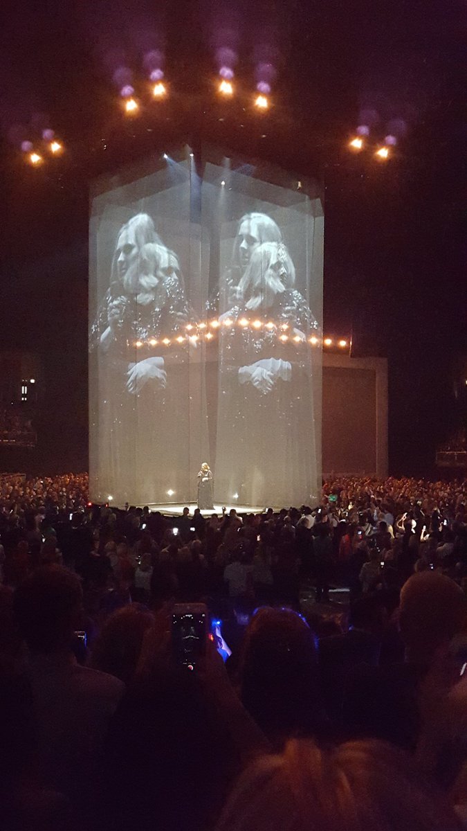 Agentwooska's tweet image. #AdeleLive2016 #AdeleAtTheO2 #Adele @SmoothBreakfast can we have an Adele classic she rocked at the O2 ☺👏👏