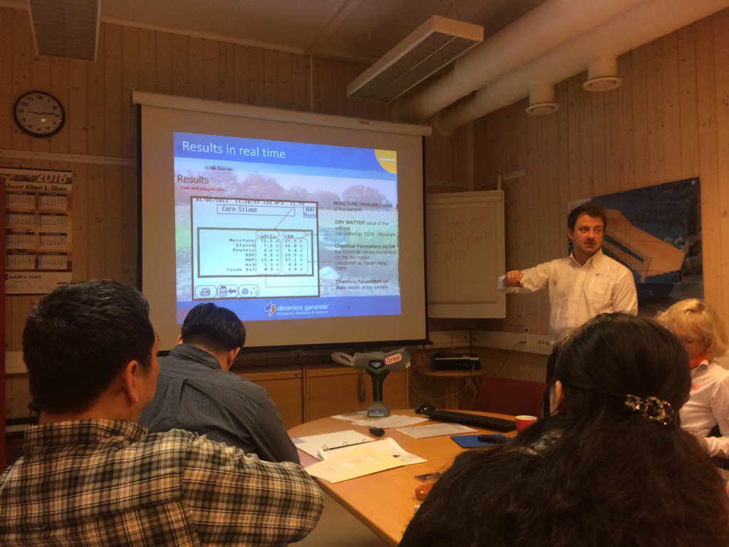 Milkabot's tweet photo. Enrico from @dinamicagen talking about the X-NIR Analyzer! Handheld portable feed analysis. https://t.co/8FQU9AIC0T