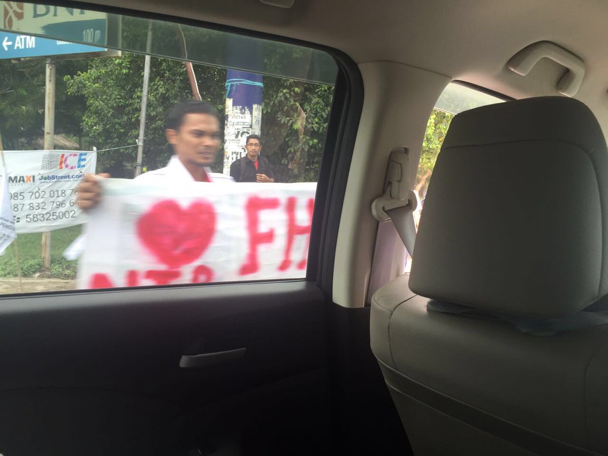 Fahrihamzah's tweet photo. Ada yang demo #SaveFH dan #ILoveFH Pak rektor ikut tanda tangan pernyataan. https://t.co/jPdtEybMWj