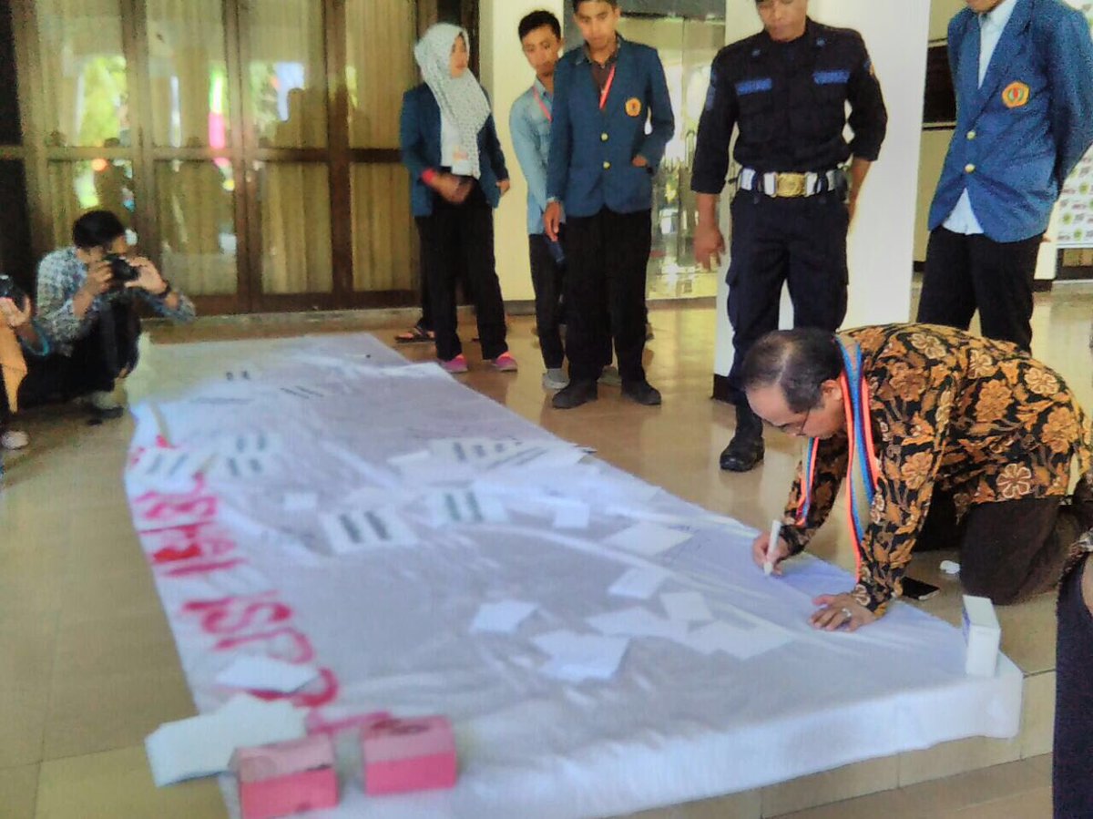 Fahrihamzah's tweet photo. Ada yang demo #SaveFH dan #ILoveFH Pak rektor ikut tanda tangan pernyataan. https://t.co/jPdtEybMWj
