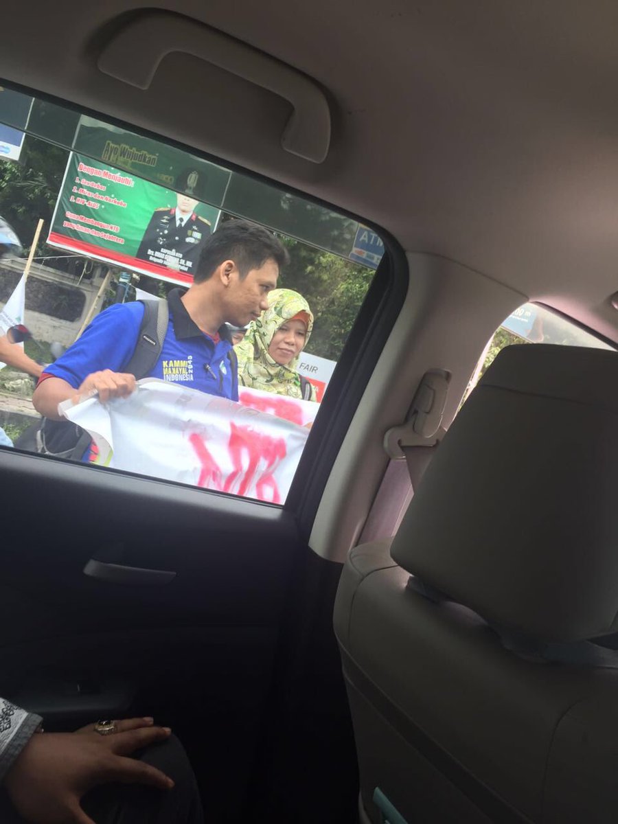Fahrihamzah's tweet photo. Ada yang demo #SaveFH dan #ILoveFH Pak rektor ikut tanda tangan pernyataan. https://t.co/jPdtEybMWj