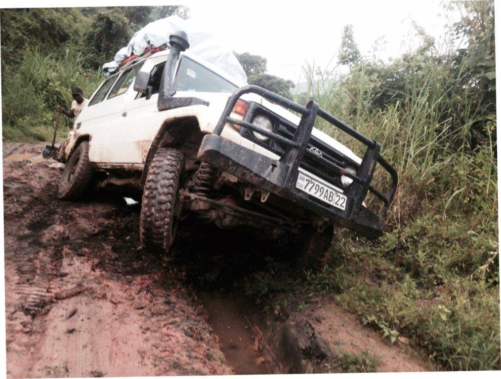 Neema uit Congo: “Door de slechte wegen zaten we soms wel 3 uur vast in de modder!” De oplossing: Deze truck!#onemen