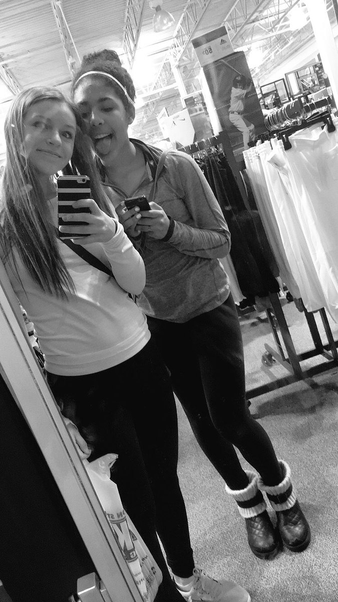 hannahmihalik's tweet image. Happy birthday to my cuddle buddy miss and love you @siennafinn08 #samevoices #joggers #twerk #makeitorbreakit