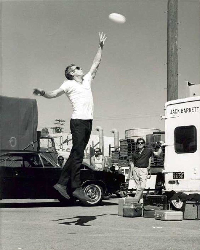 laurieschechter's tweet photo. Steve McQueen playing with a frisbee on the set of Bullitt. via @thisisnotp0rn #stevemcque… https://t.co/icDF03BS1u https://t.co/eFTiryuVHt