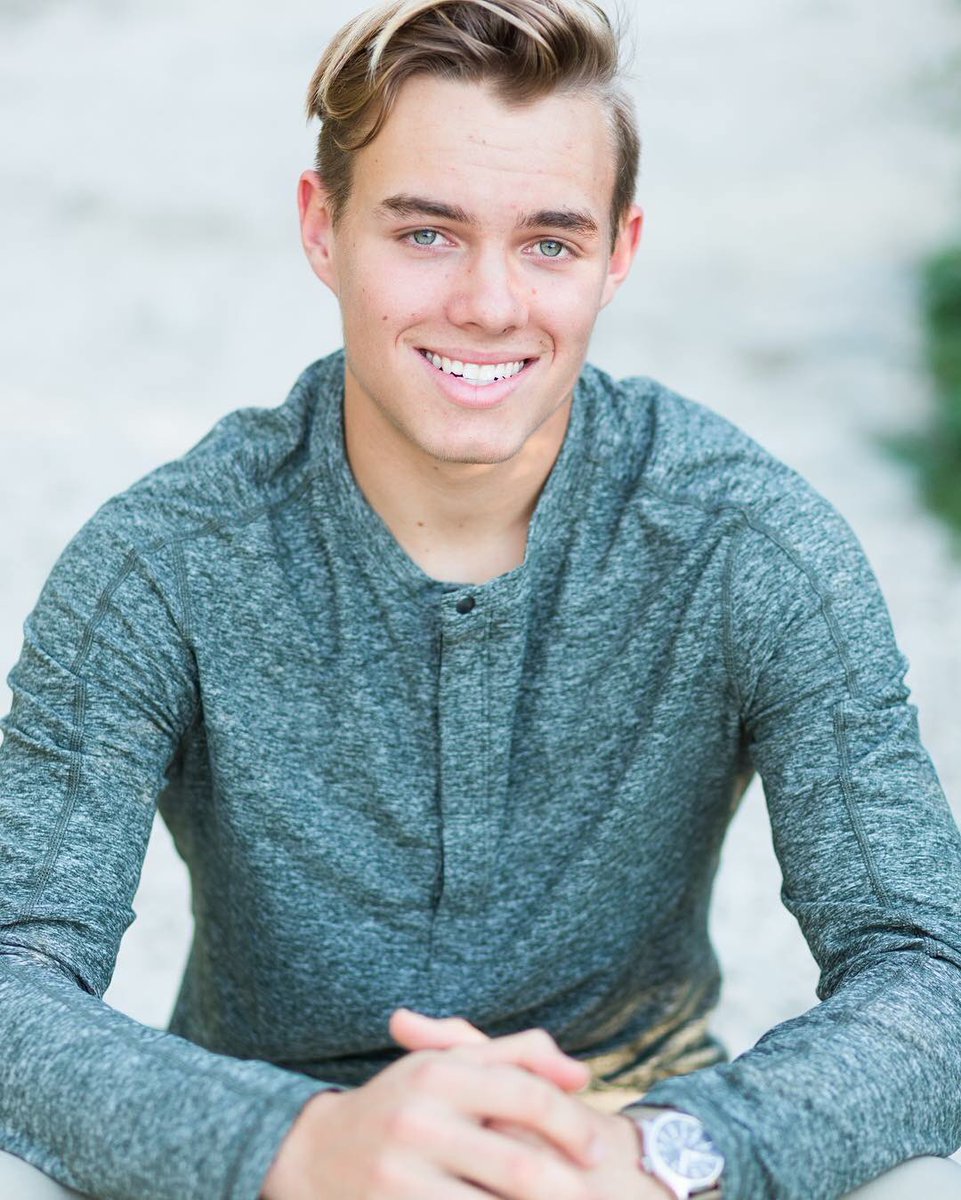 tedthulin's tweet photo. Kyle's Sr. pics!  Wow! https://t.co/KIQs7kMJXq