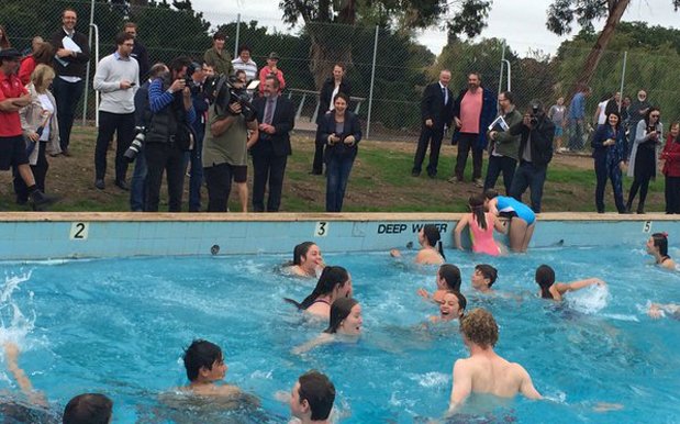 pedestriandaily's tweet photo. The town of Ararat reopened its outdoor pool after 4 long years. Just in time for winter: https://t.co/imxmOboM42 https://t.co/tuGHMIhWJ2