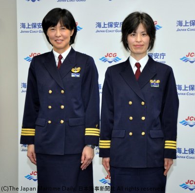 日本海事新聞社 A Twitter 海保ニュース 海保庁 女性の活躍推進 人事 広報幹部に登用 蓮見さん 任用モデルに 灘波さん 影の力持ちに 海上保安庁は5日 女性海上保安官2人を本庁の人事 広報両部門の各課長補佐級職員に任命する辞令を 日本海事新聞 日本海事新聞社 A Twitter 海保ニュース 海保庁 女性の活躍推進 人事 広報幹部に登用 蓮見さん 任用モデルに 灘波さん 影の力持ちに 海上保安庁は5日 女性海上保安官2人を本庁の人事 広報両部門の各課長補佐級職員に任命する辞令を 日本海事新聞