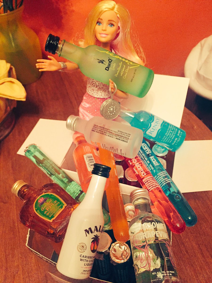 Heidi_S18's tweet image. Getting ready for @Strucky_12's 21st birthday! #drunkbarbiecake #shots