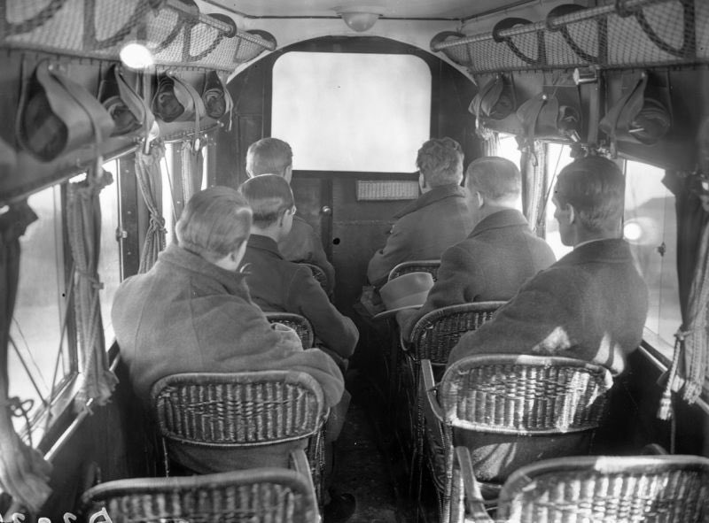 Drakenlordh's tweet photo. 6/4 1925 first film on an airplane was The Lost World onboard an Imperial Airways flight. #twitterstorians #movie https://t.co/DLRJ6qNsoJ