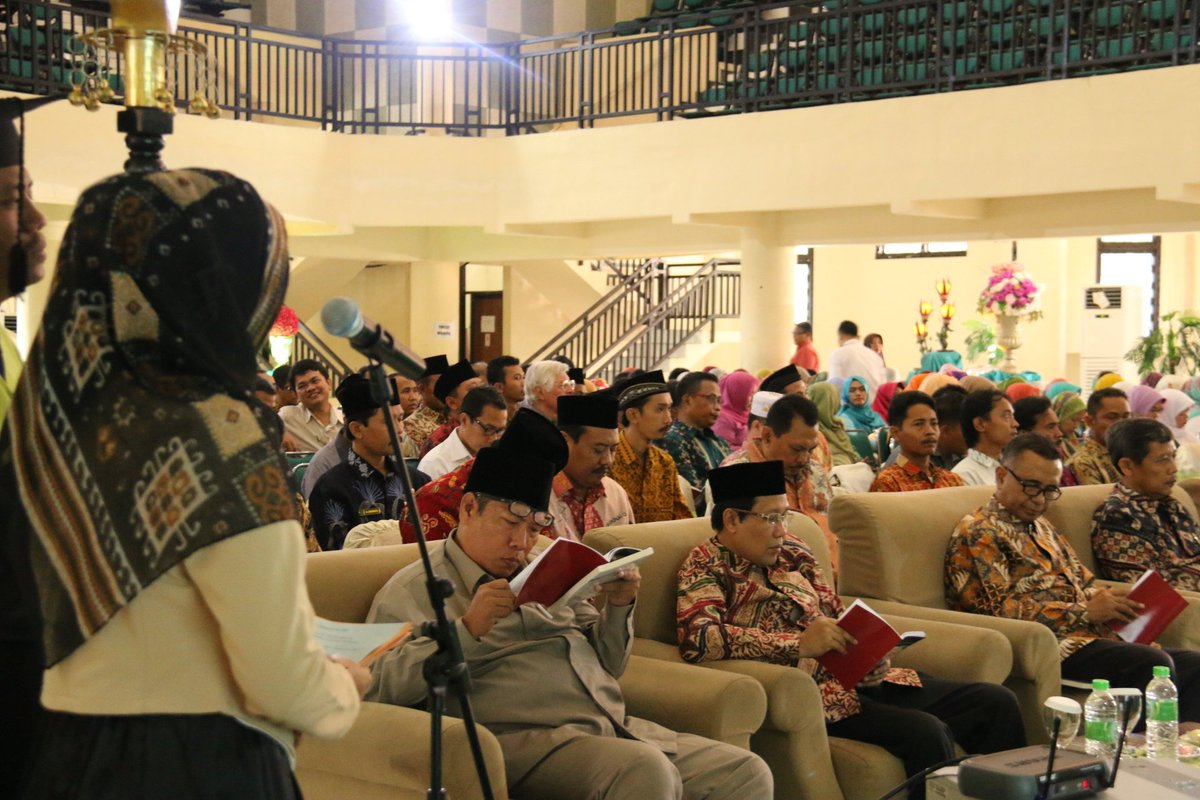JatimHolopis's tweet photo. @JatimPakHalim hadiri pengukuhan Guru Besar Masdar Hilmy, Ph.D. #HolipisKuntulBaris @uinsainfo @ika_uinsa https://t.co/uF7KaCtWv9