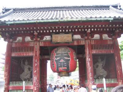浅草 花月堂 花月堂の浅草ガイド 二天門 浅草寺の東の総門で重要文化財です 仏教の四天王の増長天と持国天の二天像が祀られてます 二天門を抜け信号を渡り右に行くと花月堂馬道店があり 浅草寺方面に真っ直ぐ行くと花月堂本店があります 浅草 花月堂 花月堂の浅草ガイド 二天門 浅草寺の東の総門で重要文化財です 仏教の四天王の増長天と持国天の二天像が祀られてます 二天門を抜け信号を渡り右に行くと花月堂馬道店があり 浅草寺方面に真っ直ぐ行くと花月堂本店があります