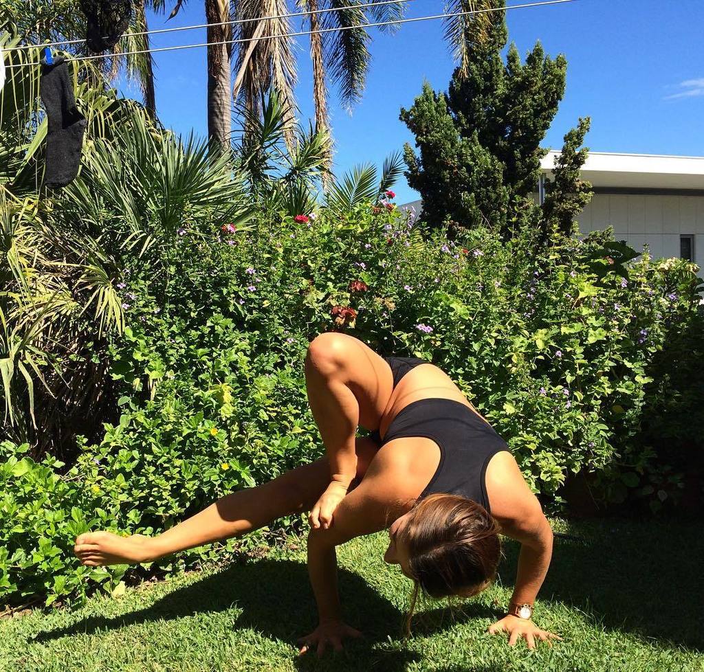 MeditationStars's tweet image. LIVE YOUR LIFE TO THE FULLEST. IT ONLY HAPPENS ONCE! #grasshopperpose 🐛🌸 by