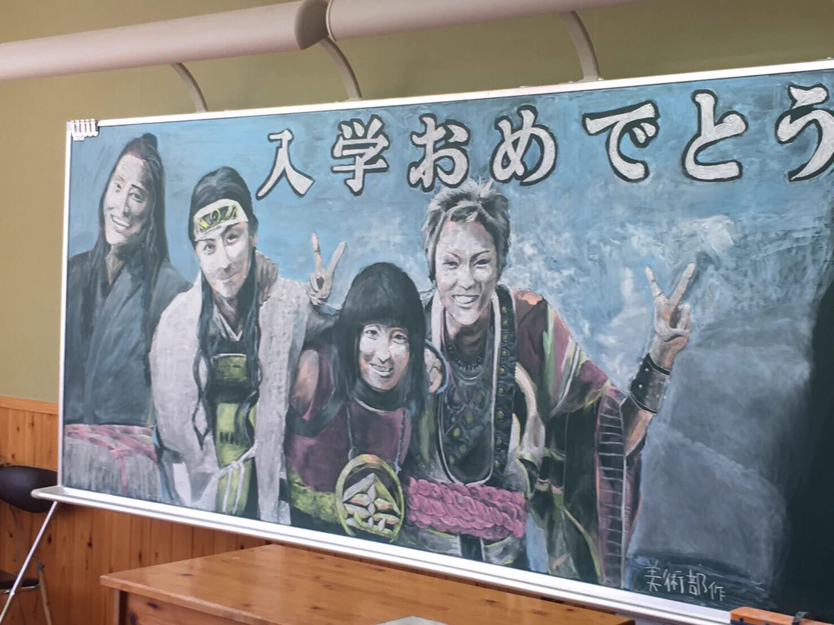 クオリティが神がかっている・・！！先輩達の「入学おめでとう」黒板アートがうらやましすぎる・・