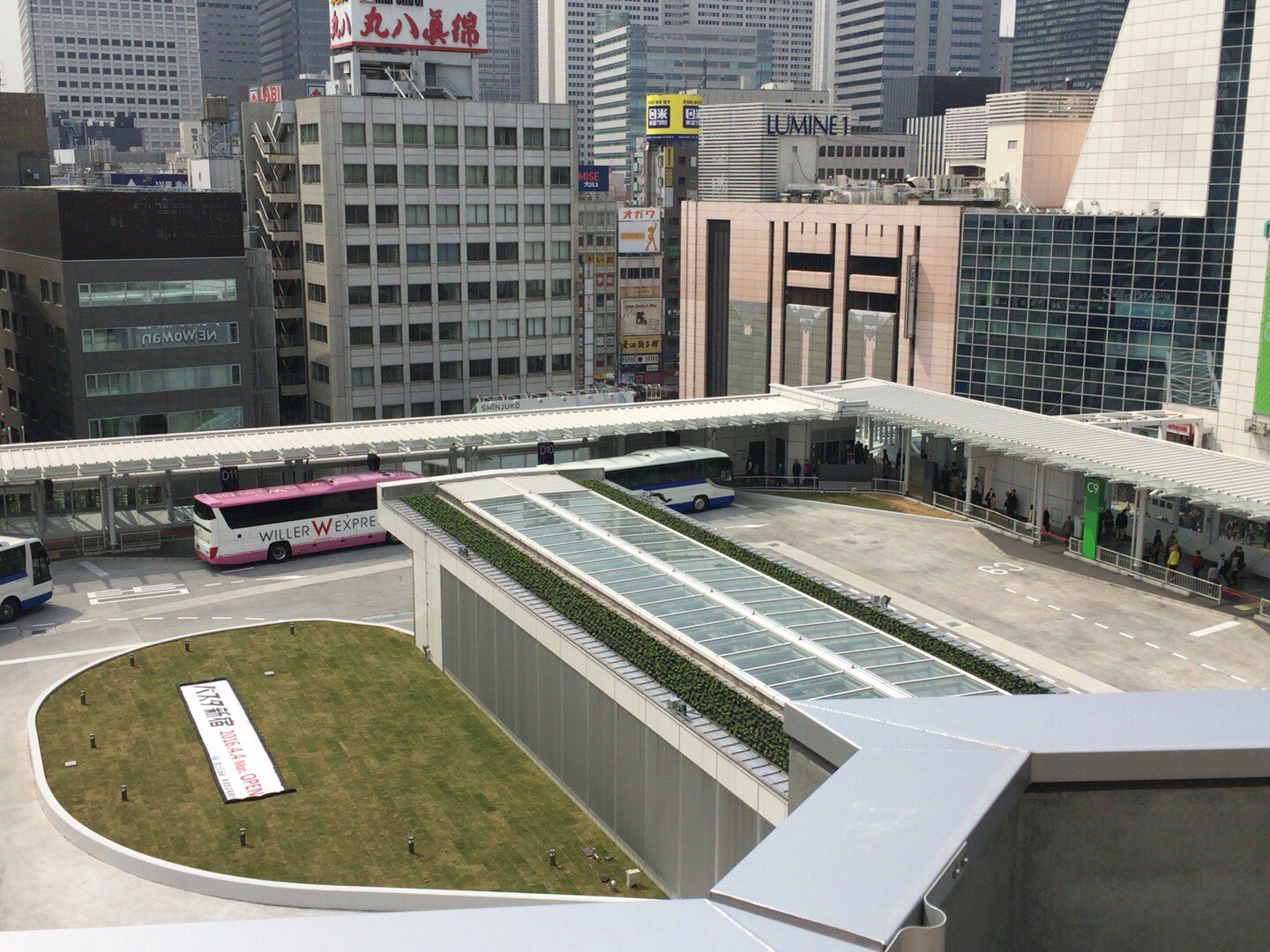 名無しの芸能観察記 バスタ新宿なう 噂以上に酷い 飲食だけじゃなくて 待合室もトイレも貧弱 真上に展示ホールや菜園を作るスペースあるのに何故w 直結してるニュウマンなる駅ビルも ブランドファッション店で場違いもいいとこ どうして こうなった