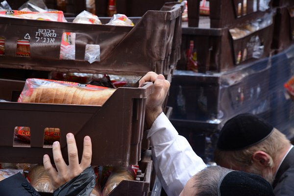 breadforisrael's tweet photo. Special thanks to @EJBelsky for the Sanhedria Murchevet bread distribution! #israel #feedisrael https://t.co/VfZRh6iU8u