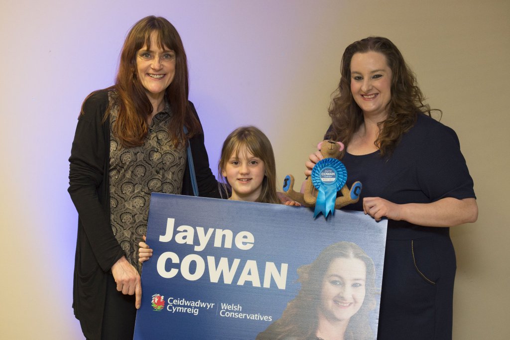 JayneCowan's tweet photo. Thanks to the amazing @hevward and Izzy for all their help on the campaign trail. And for making me the #JCBear. https://t.co/74uhhXa5ib