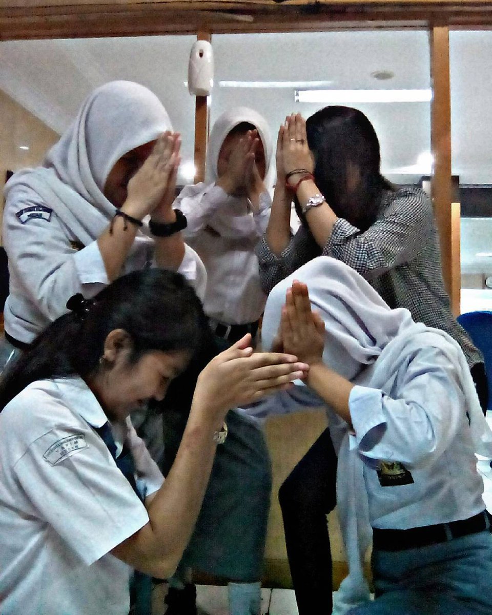 Berbeda sekolah, berbeda agama, itu tidak jadi masalah untuk kami berteman. bakalan rindu suasana prakerin ini:")