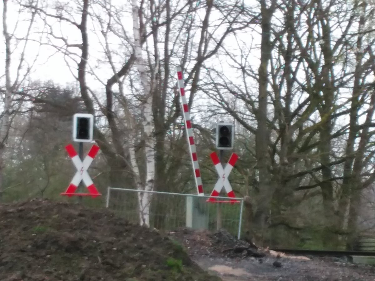 veloman_nrw's tweet image. Es ist soweit. Die Schranke öffnet nicht mehr richtig. #Abriss #Voerde-#Möllen #Rahmstr