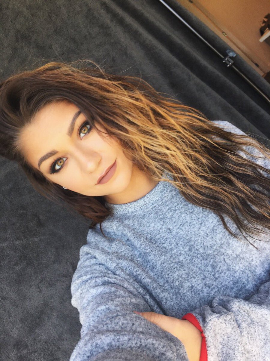 taylorfallingbc's tweet photo. andrea russett https://t.co/BquOtyuikM