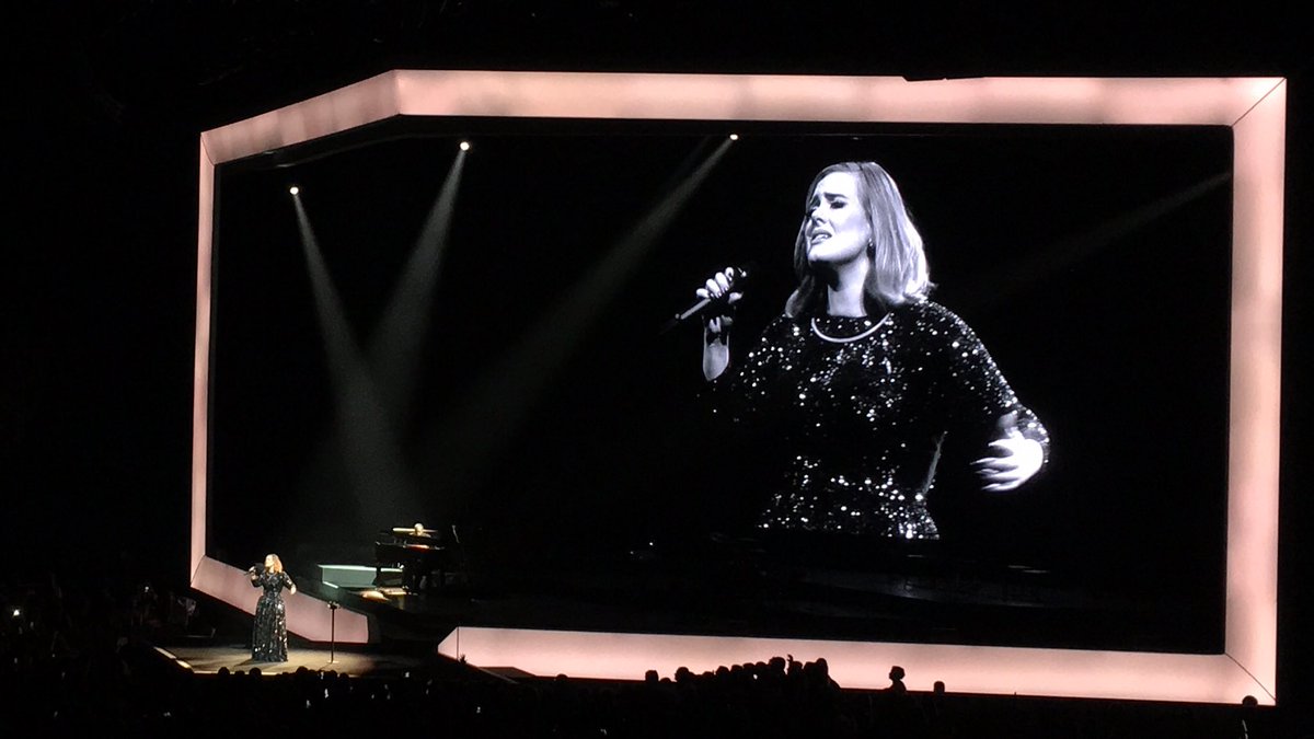 sunnybluesky's tweet image. #AdeleAtTheO2 #adelelive #adele #TheO2 #london what a powerhouse!