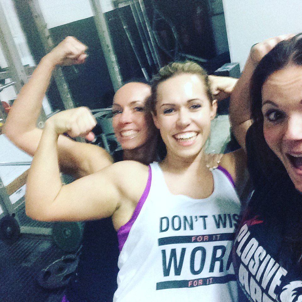 LizCollins13's tweet photo. Gym buddies flexing #girlswholift #powerlifting #strong https://t.co/dO0iyHSBuY