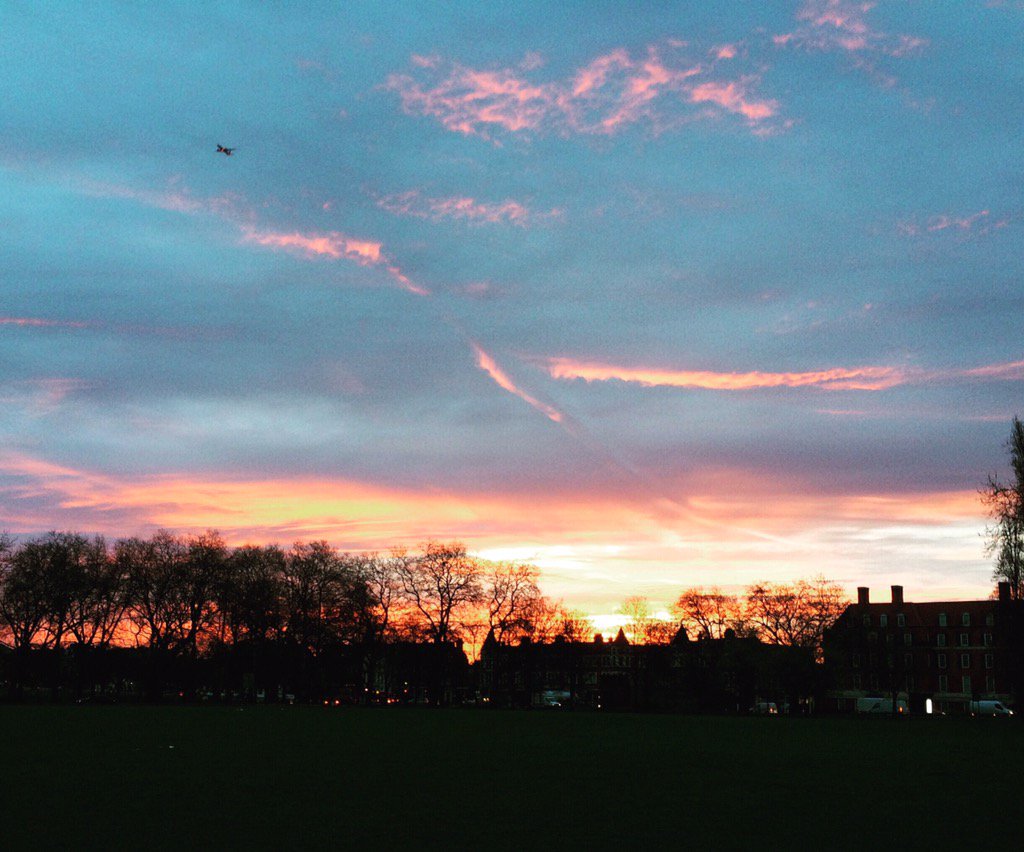 Erinisabella2's tweet photo. Good morning #london early birds @BOXITBOOTCAMP catching the amazing sunrise over #claphamcommon #nowforcoffee 🌚👊🏾 https://t.co/C842ByuKno