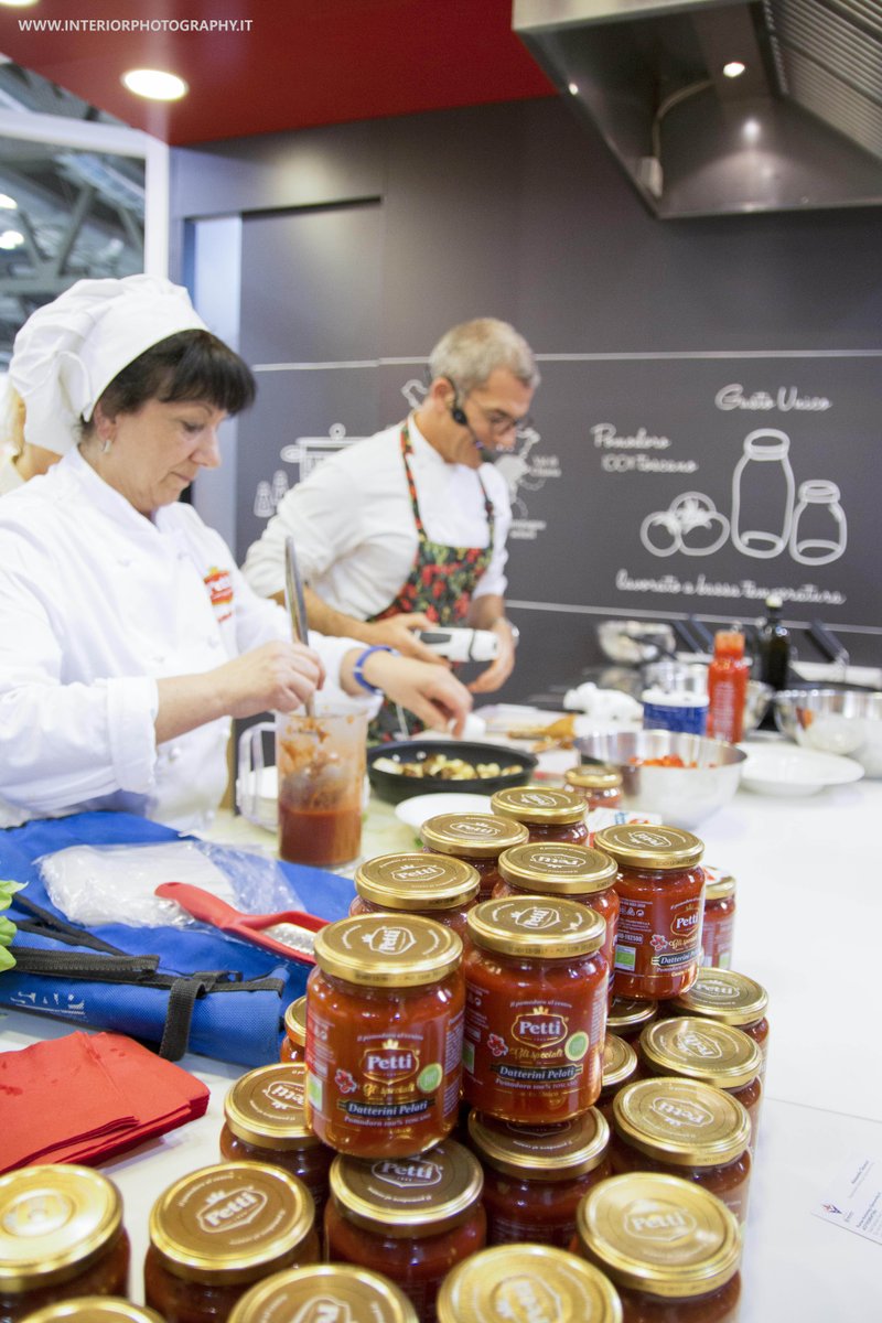 interior_ph's tweet photo. #TuttoFood 2015 @chefmaxmariola e uno #showcooking con #ilpomodoroalcentro #Petti #Pomodoro https://t.co/Wp1Aw2woPr https://t.co/OSPLq2N2hx