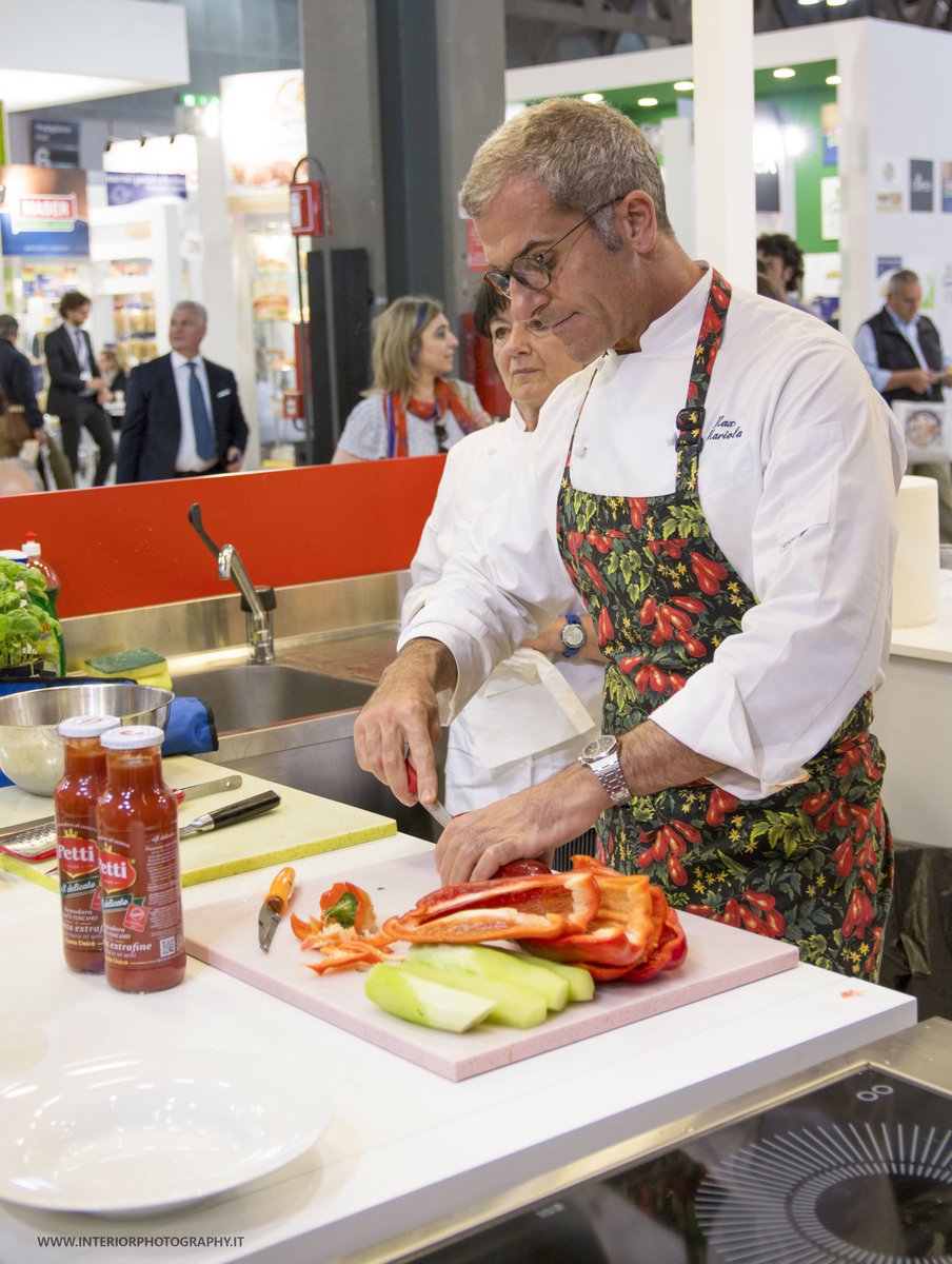 interior_ph's tweet photo. #TuttoFood 2015 @chefmaxmariola e uno #showcooking con #ilpomodoroalcentro #Petti #Pomodoro https://t.co/Wp1Aw2woPr https://t.co/OSPLq2N2hx