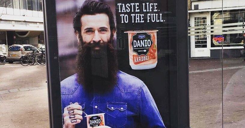 content_pr_shop's tweet photo. Hoe leuk: "Schorem reageert op de nieuwe hipster-poster van Danio" > https://t.co/66kQfxEDg4 via @DeBesteSocial https://t.co/QOdtX4k8K7