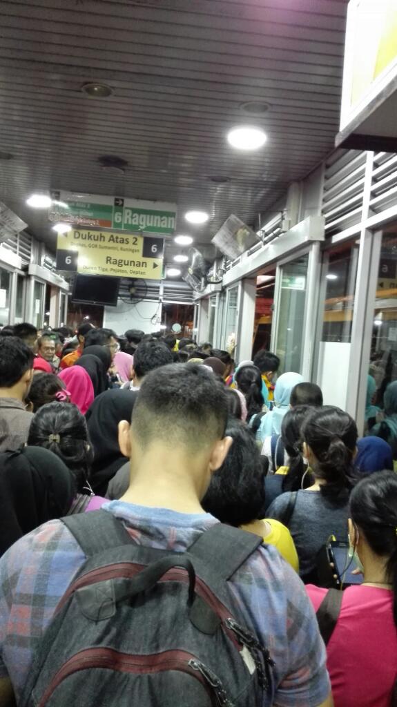 Tiap sore, kuningan Timur kondisinya kyk gini terus <a href="/PT_TransJakarta/">Transportasi Jakarta</a> . semakin buruk
