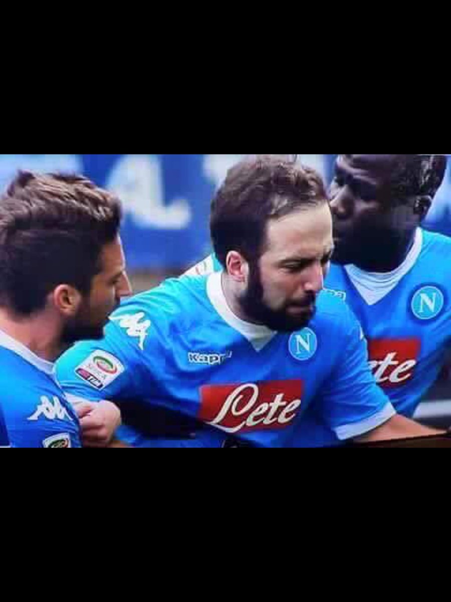 CTronky's tweet photo. @G_Higuain sei uno di noi pipita perché le tue lacrime sono le nostre #SiamoTuttiConTe#IoStoConHiguain😭💪💙⚽️ https://t.co/sfR7PTyBk2