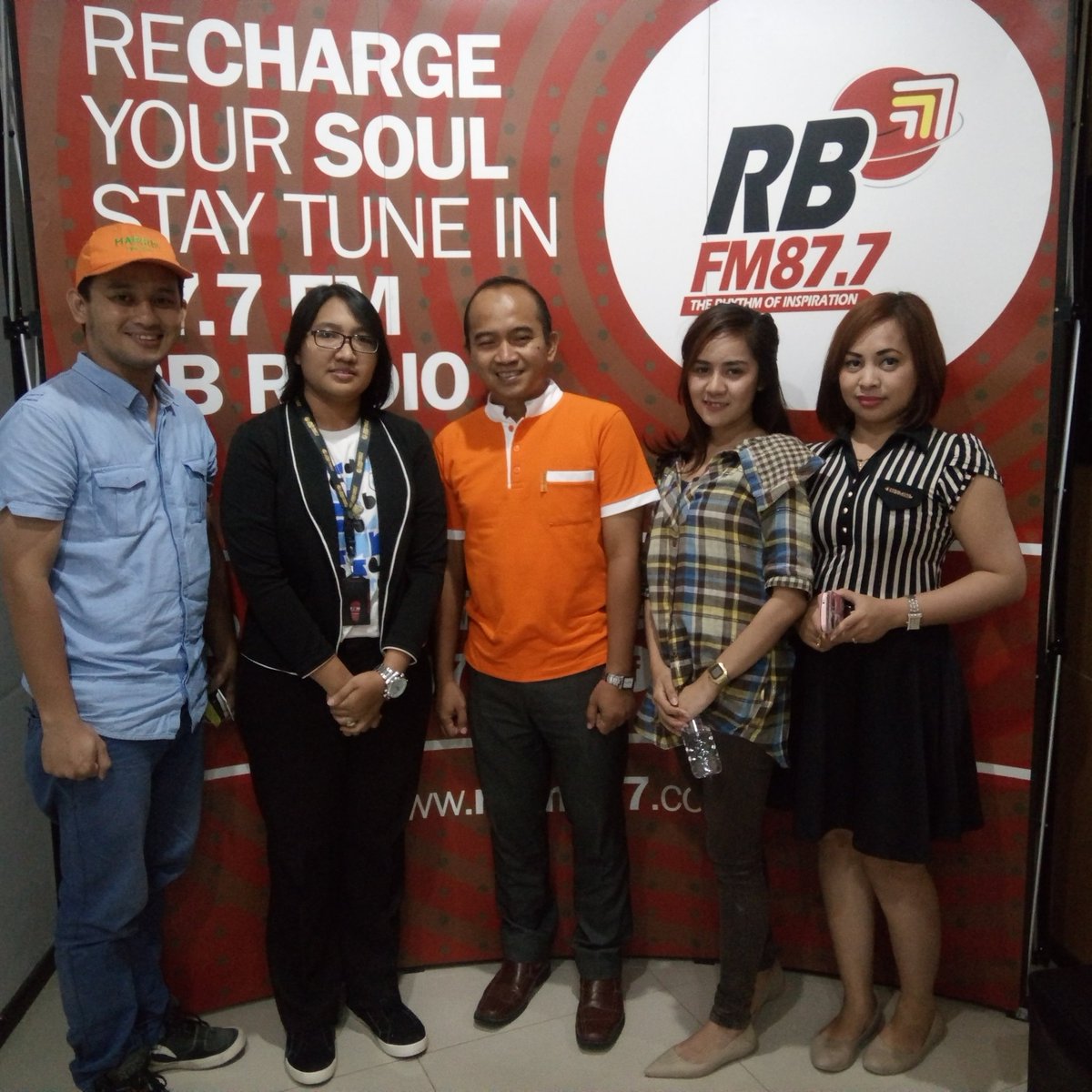 Sesi foto bersama usai ngobrol seru di segmen #TheLeaders brdm Pak Dian Septo Pramono Hotel Manager <a href="/HarrisSamarinda/">HARRIS Hotel Samarinda</a>