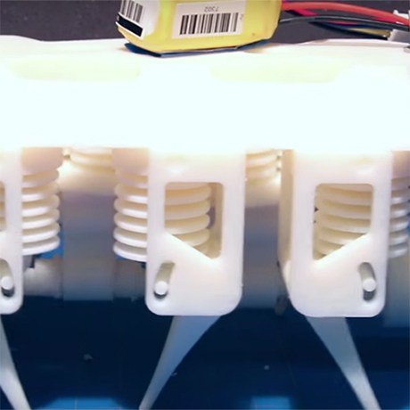 BostonMagazine's tweet photo. MIT 3D printed a robot that can walk, and it's nuts: https://t.co/mFJnyItJpU https://t.co/llAa1kO0nG