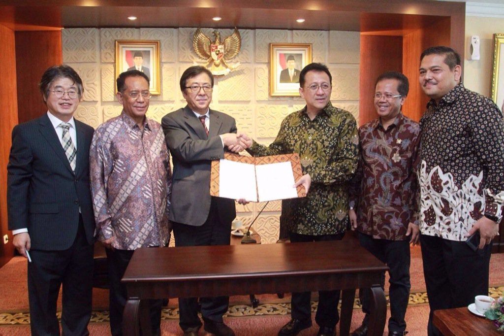 Irman Gusman (Ketua DPD RI) mendapatkan penghargaan dari Pusat Penelitian asal Korea Selatan.