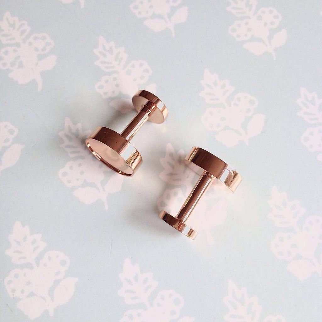 LondonMens_LCM's tweet image. Against floral prints 🌷

Rose Gold Disk cufflinks. Also available in silver. 

gatsbymen.com 

#cufflin…