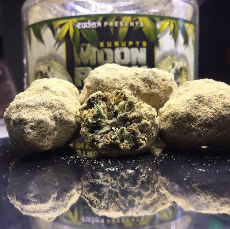 weedweekly_'s tweet photo. VIDEO: Create your own Kurupts Moon-Rock with this tutorial https://t.co/f0cB0E6l64 #legalize #weedweekly https://t.co/AEzZp9znPI