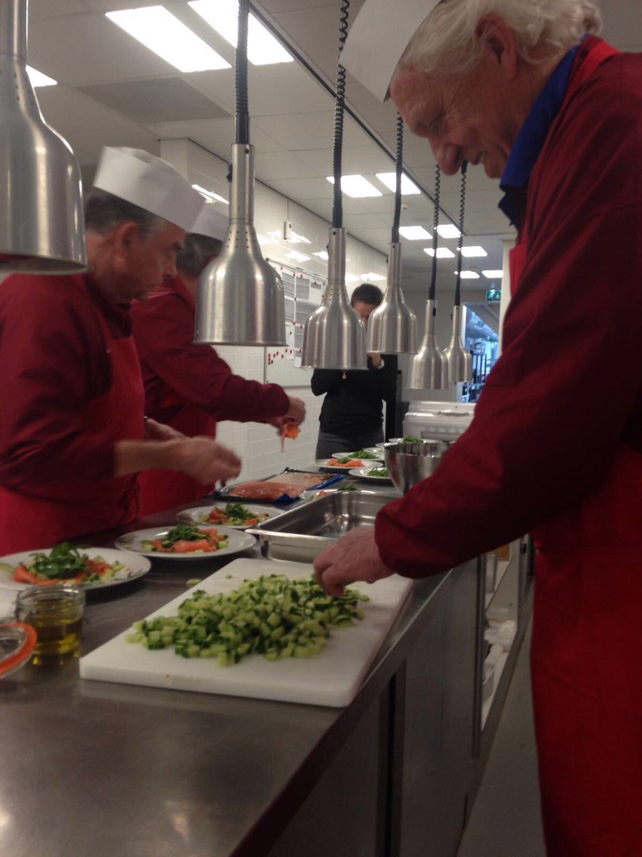 PSV's tweet photo. In het kader van de Maatschappelijke Speelronde koken de PSV OldStars met als thema gezonde voeding. #meerdanvoetbal https://t.co/MGKw4qxs6q