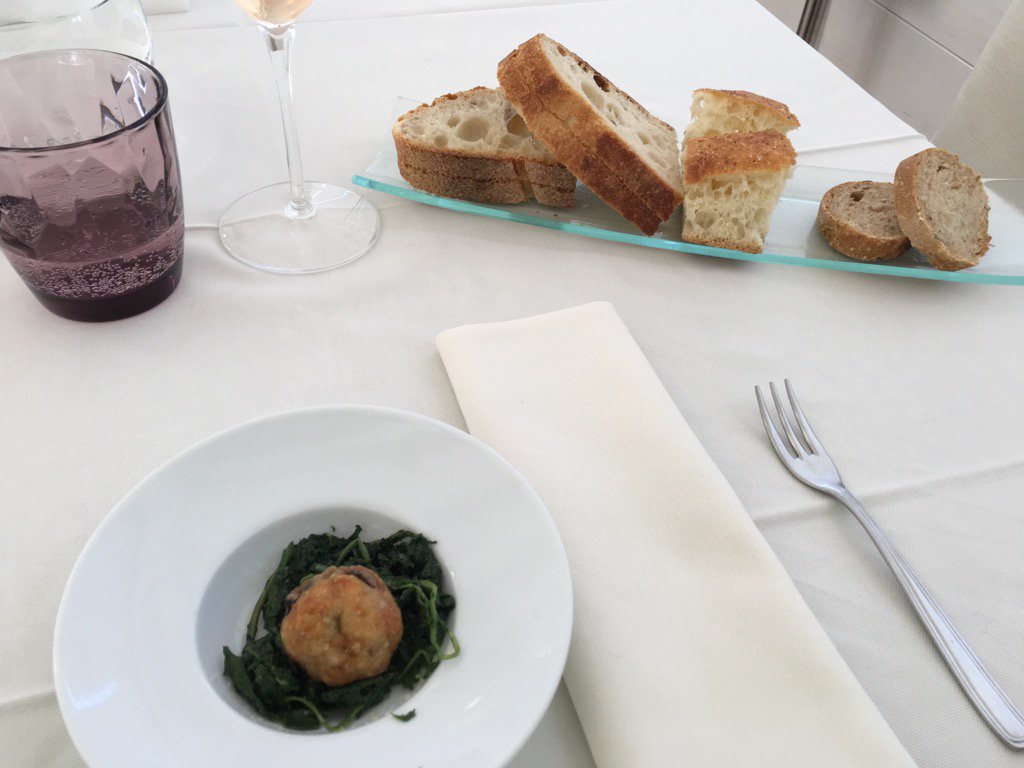 Piccolo benvenuto: polpetta di grano, melanzane e peperoni Cruschi su letto di cicoriette di campo....