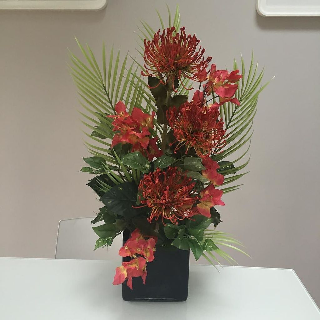 Nbranchflorist's tweet photo. Some colour on a grey and rainy London morning #floraldesign #northlondonflorist #silkflow… https://t.co/AHeZf47WPN https://t.co/cA0fLJryR4