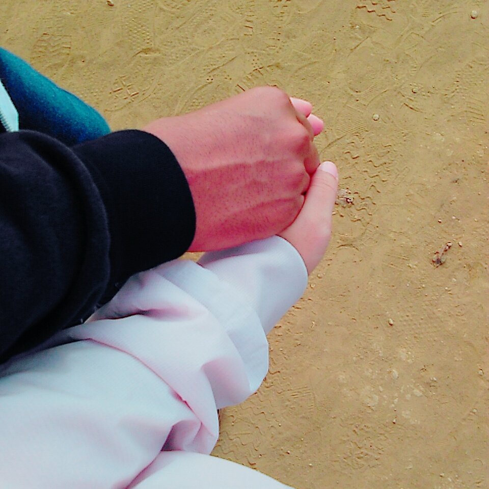 Tuhann, izinkanlah kami untuk selalu bisa bergenggam tangan seperti ini walaupun jarak memisahkan💏😭