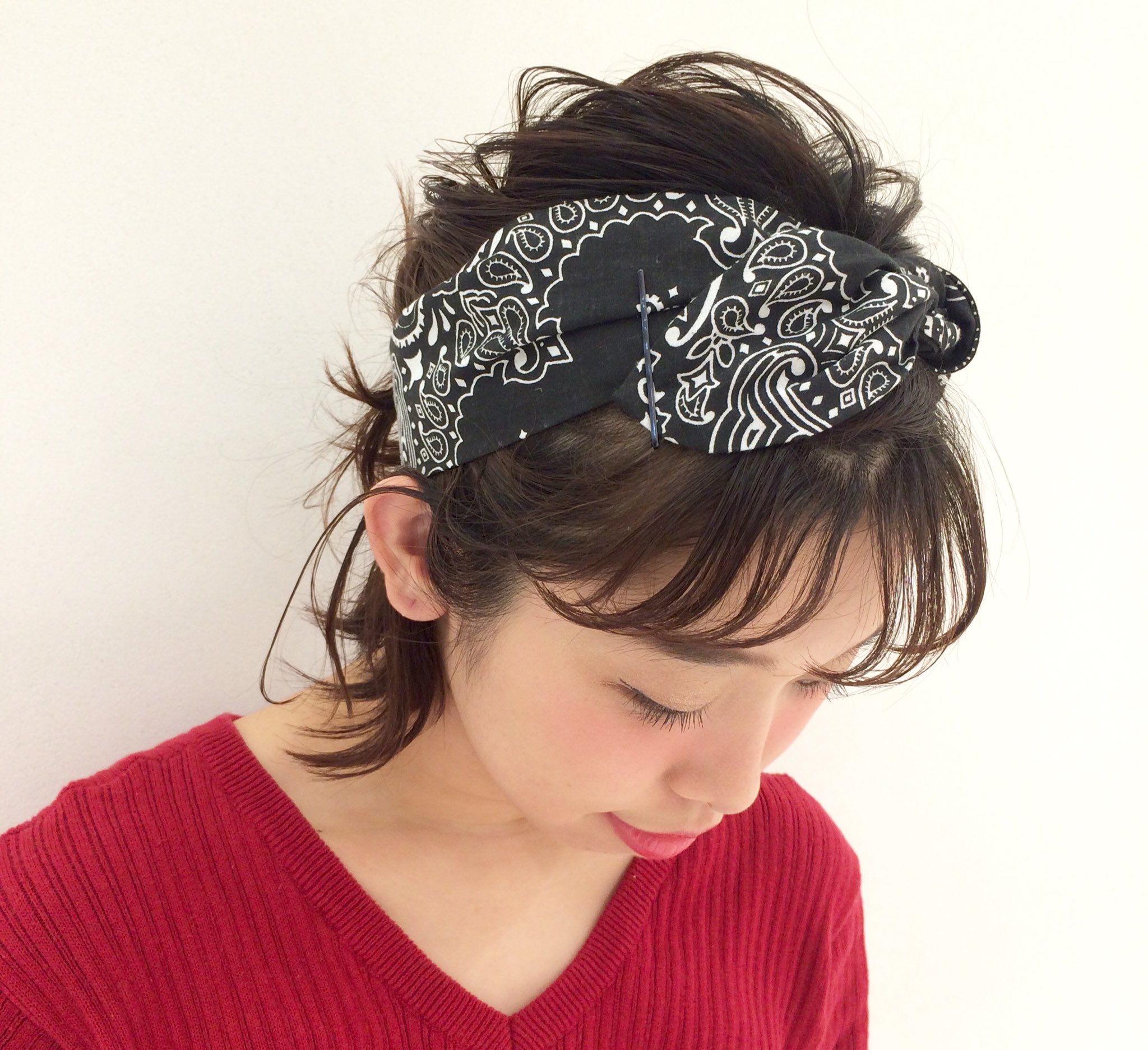 Kastane ヘアアレンジ カスタネのヘア小物で ヘア アレンジをご紹介します 今季トレンドのバンダナ柄 くるりんぱで結んで バンダナを巻くだけ 後れ毛を押さえられるので ショートヘアの方にもオススメ バンダナ柄ヘアバンド 2800 Tax T Kastane ヘアアレンジ カスタネのヘア小物で ヘア アレンジをご紹介します 今季トレンドのバンダナ柄 くるりんぱで結んで バンダナを巻くだけ 後れ毛を押さえられるので ショートヘアの方にもオススメ バンダナ柄ヘアバンド 2800 Tax T