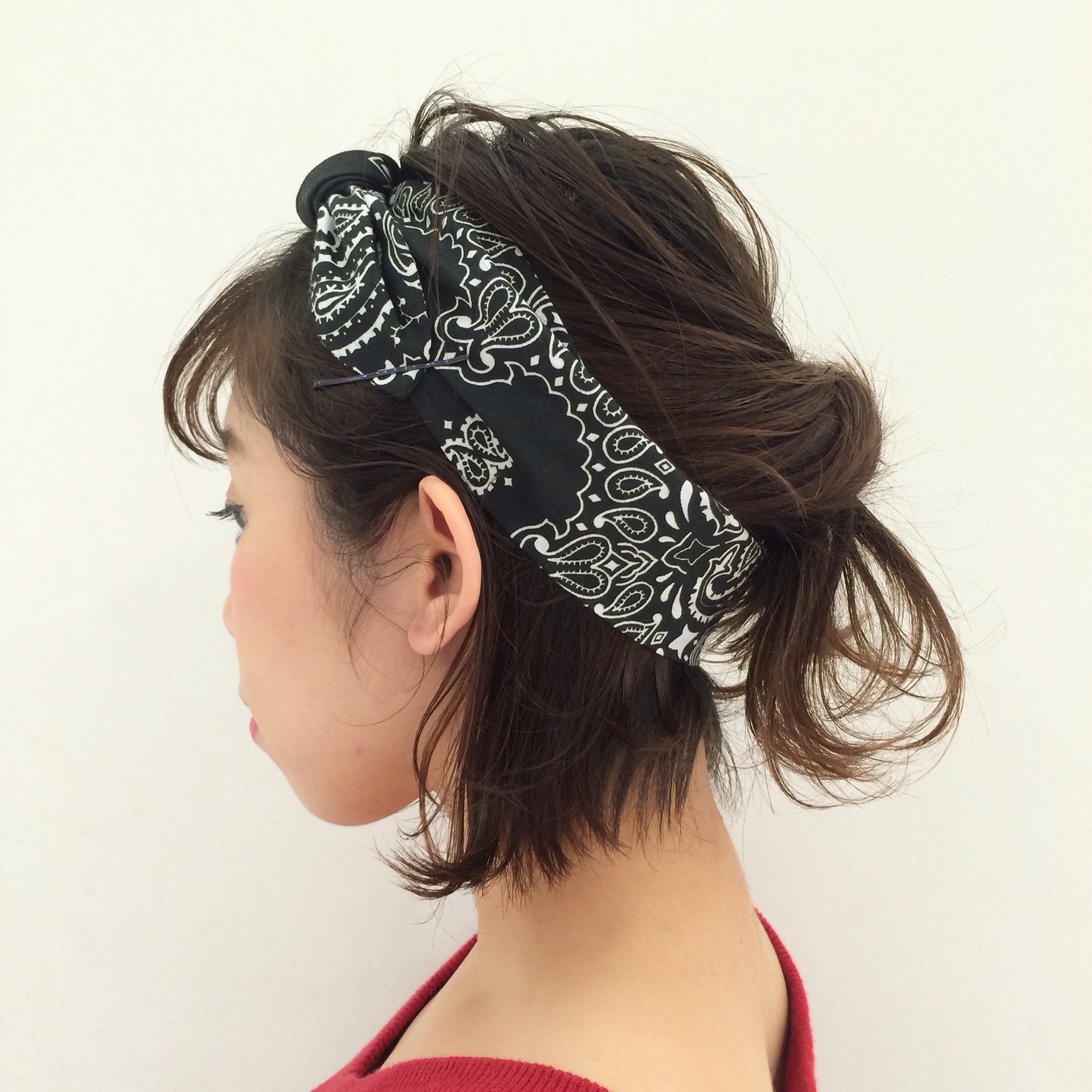 ট ইট র Kastane ヘアアレンジ カスタネのヘア小物で ヘアアレンジをご紹介します 今季トレンドのバンダナ柄 くるりんぱで結んで バンダナを巻くだけ 後れ毛を押さえられるので ショートヘアの方にもオススメ バンダナ柄ヘアバンド 2800 Tax