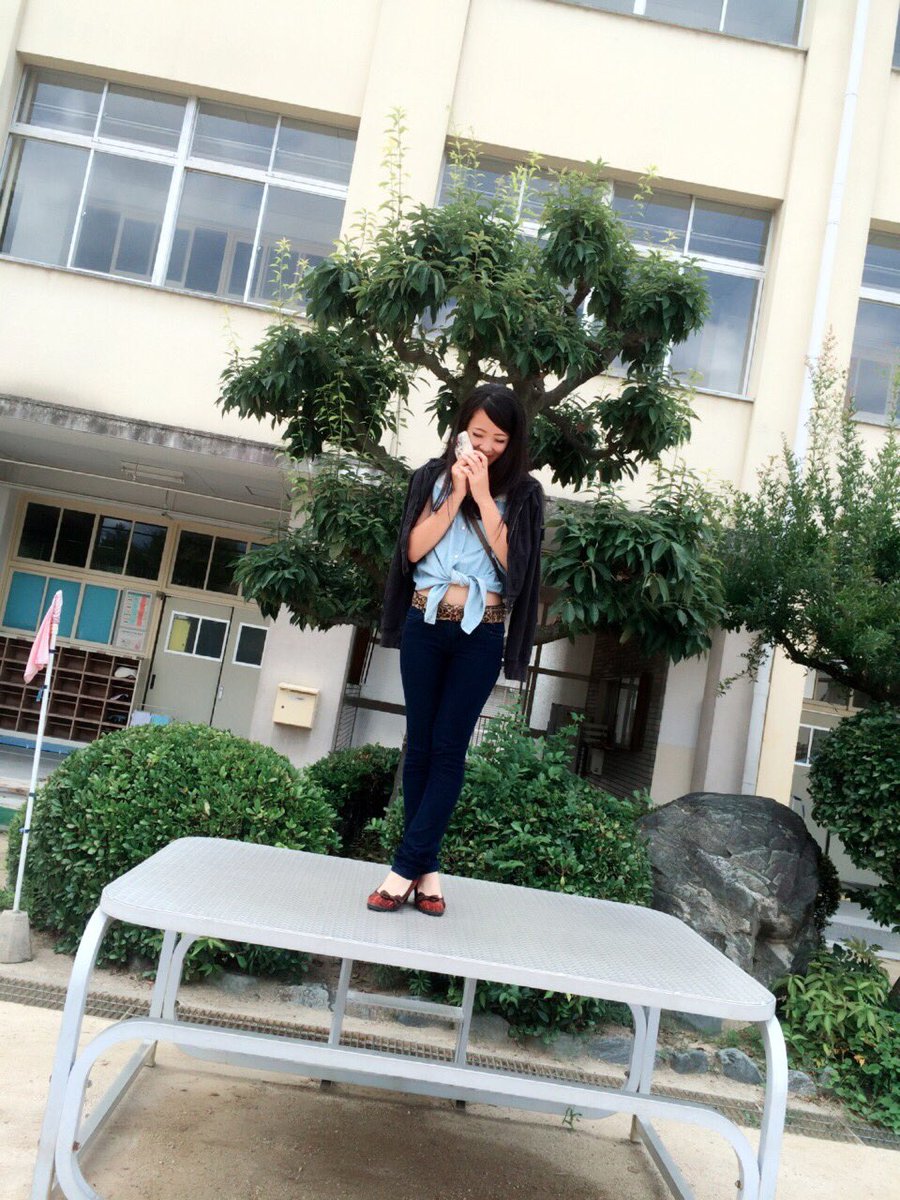 chnchnx's tweet photo. 木と同化してる？
懐かしい小学校～🏫
長い道のりを時間かけて毎日あるいたな。 https://t.co/HoAUXTonch
