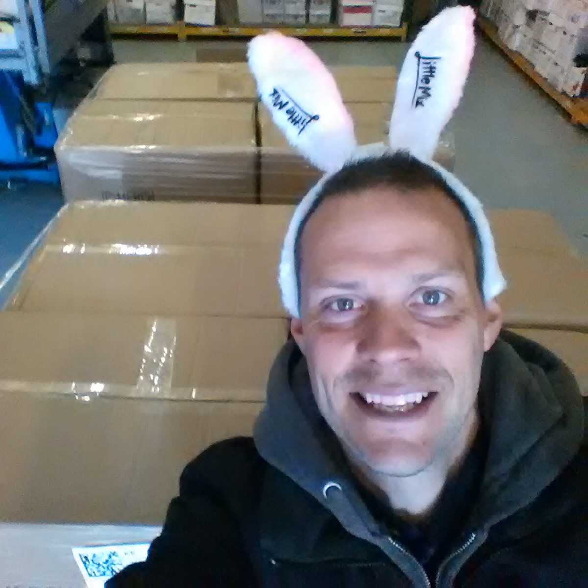 unclejonpolly's tweet photo. Little Mix Ears have landed @ManchesterArena! Enjoy Manchester! #JpMerch https://t.co/cFyNxzCQCj