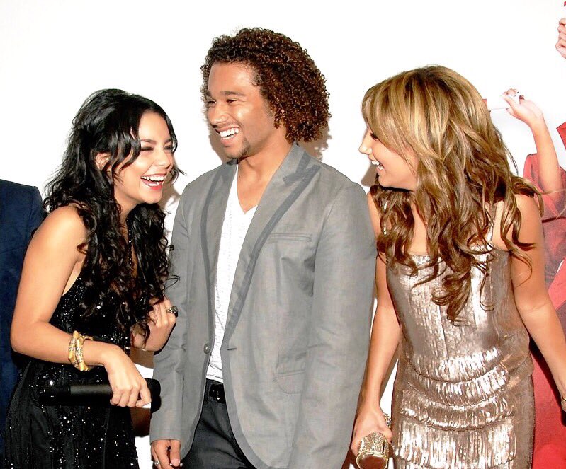 maui_lovebug's tweet photo. Forever 💗

#VanessaHudgens 
#CorbinBlue 
#AshleyTisdale 
#ZacEfron 

#HighSchoolMusical 
#HSM https://t.co/2PZLQNFhqY
