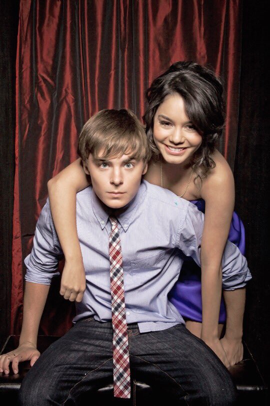 maui_lovebug's tweet photo. Forever 💗

#VanessaHudgens 
#CorbinBlue 
#AshleyTisdale 
#ZacEfron 

#HighSchoolMusical 
#HSM https://t.co/2PZLQNFhqY