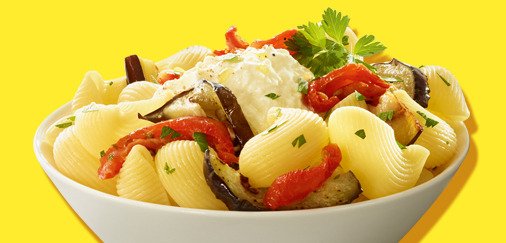 Monoprix's tweet image. Ce printemps, les pâtes #MonopDaily aubergines, fromages et tomates sont @DansLeTGV. La Méditerranée est servie !