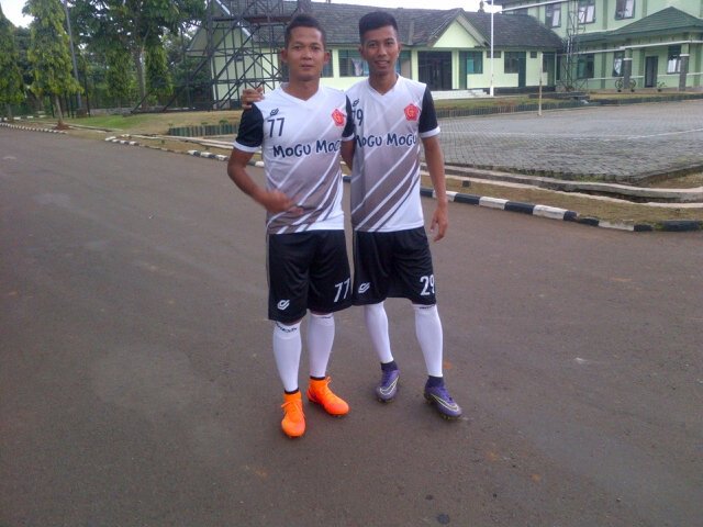 TNI_football's tweet photo. Foto letting sebeum latihan #suhandi #lifkisuteja #pstni #tni_football https://t.co/NlA5IrxNe0