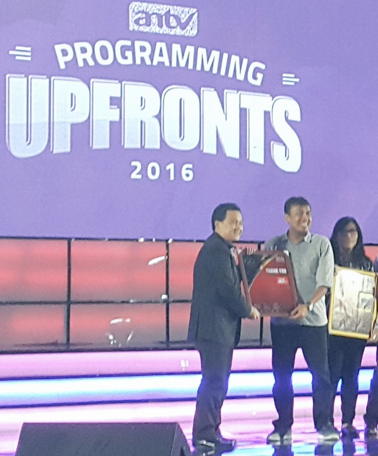 Sasmoi's tweet photo. @reezzyy @mixmarcomm #mixmarcommunity ..two award on ANTV https://t.co/JgBoyYTqoe